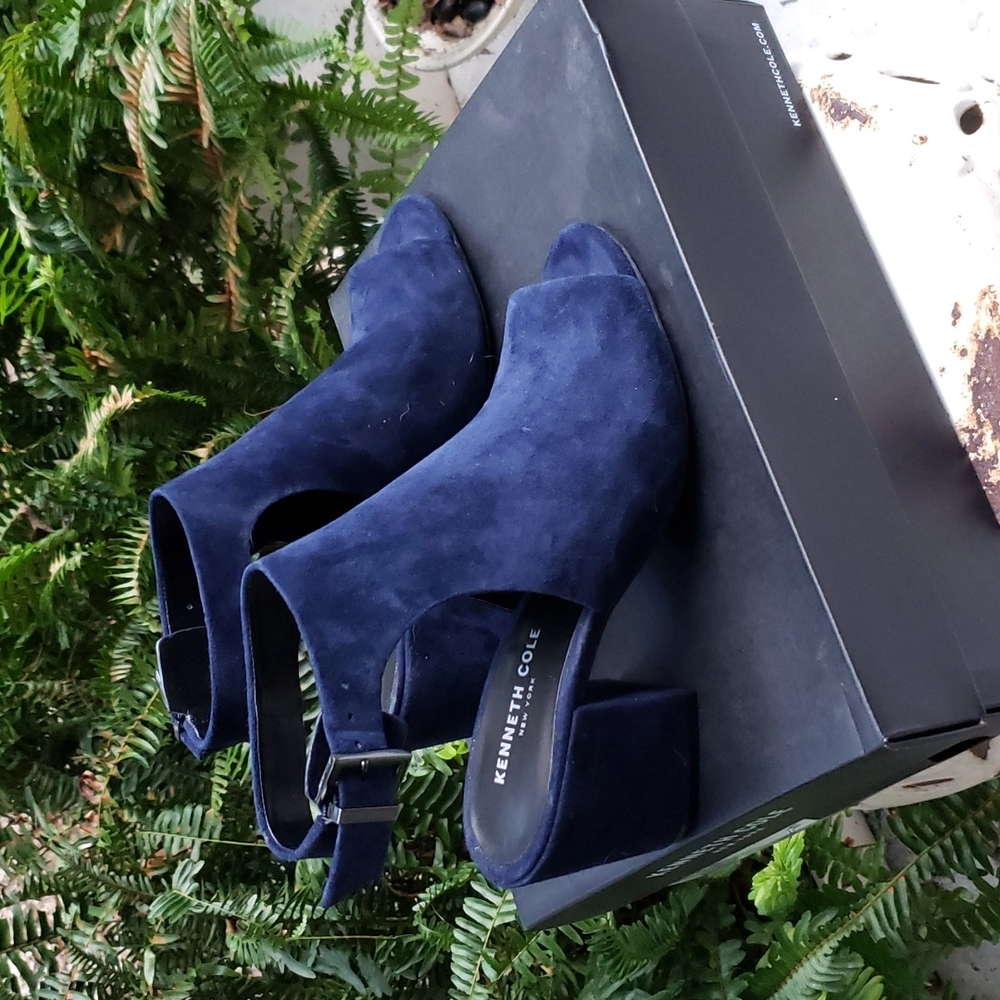NIB Kenneth Cole genuine suede navy sandals 7.5